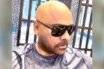 Chiranjeevi new picture, Chiranjeevi bald head, chiranjeevi surprises tollywood in a new look, Kcr