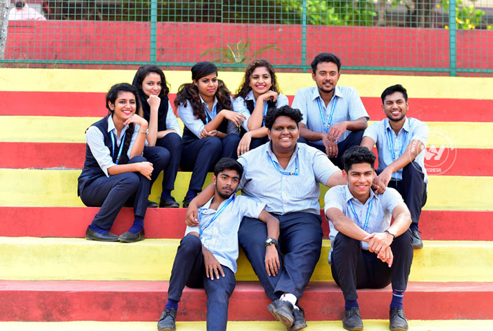 /media/k2/galleries/69956/Oru-Adaar-Love-06