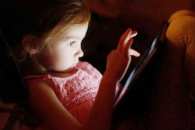 Bedtime smartphone use may affect child’s sleep and health!