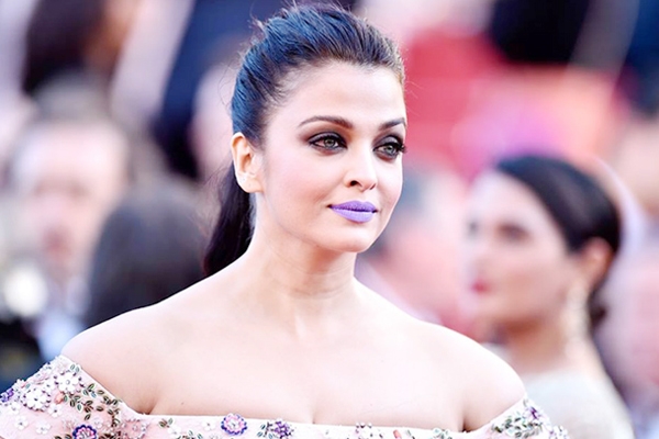 Aishwarya Rai dazzles red carpet at Festival De Cannes